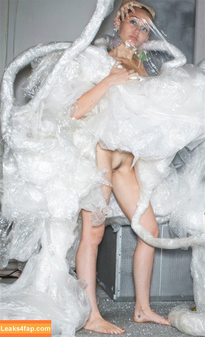 Miley Cyrus / https: / mileycyrus leaked photo photo #1386