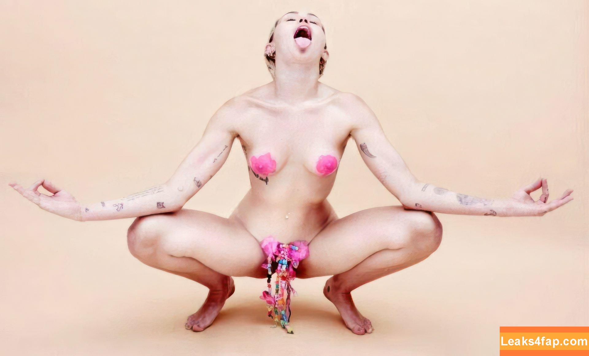 Miley Cyrus / https: / mileycyrus leaked photo photo #1390