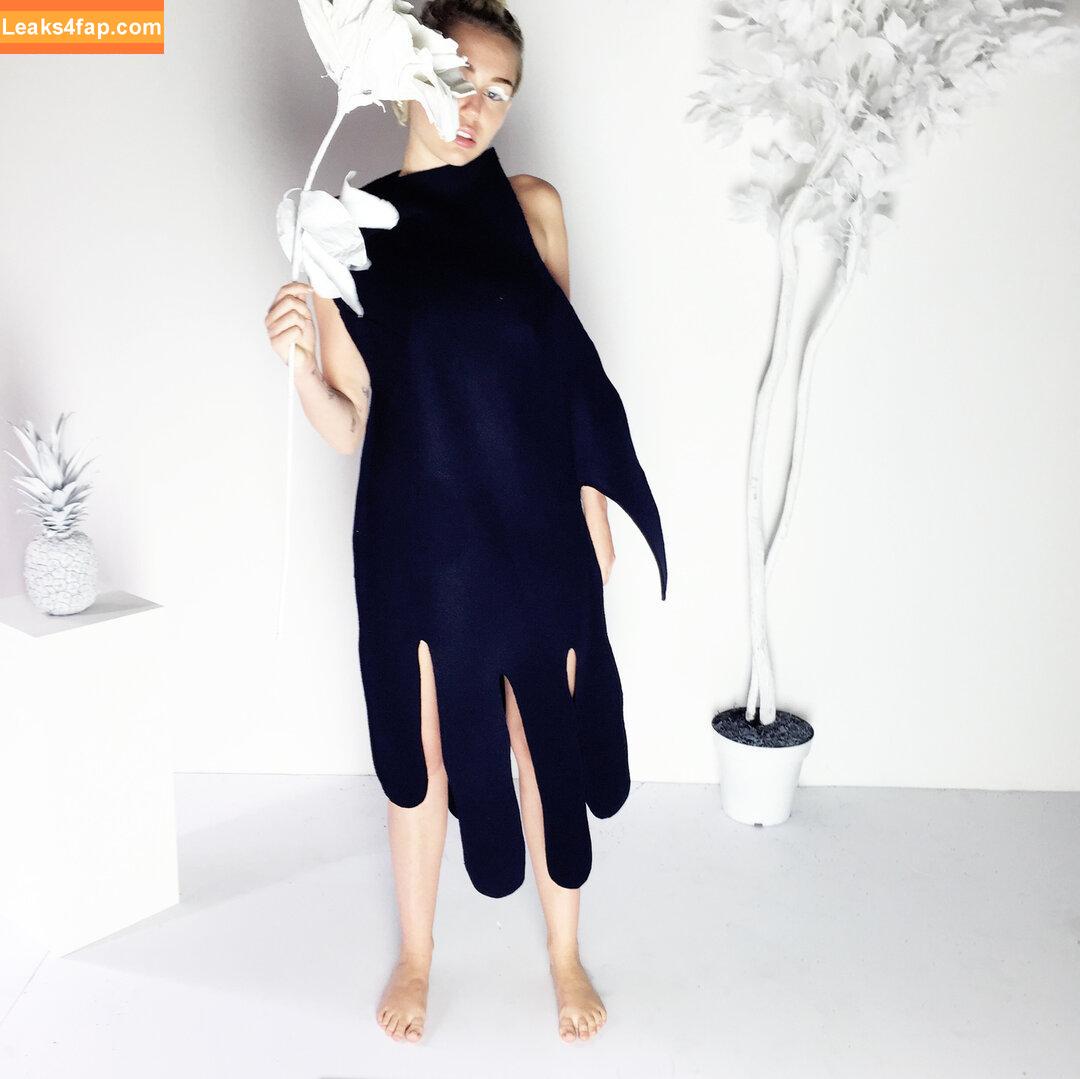 Miley Cyrus / https: / mileycyrus leaked photo photo #1467