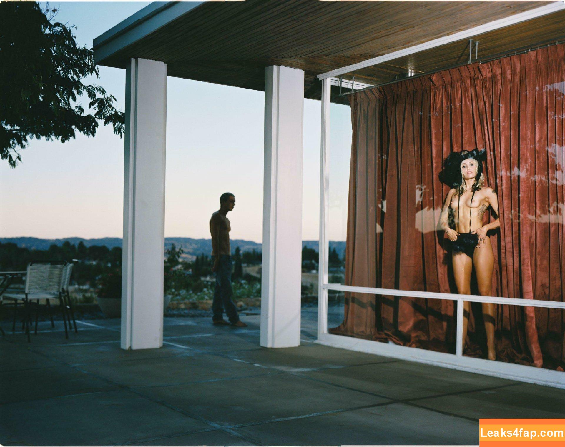 Miley Cyrus / https: / mileycyrus leaked photo photo #1494