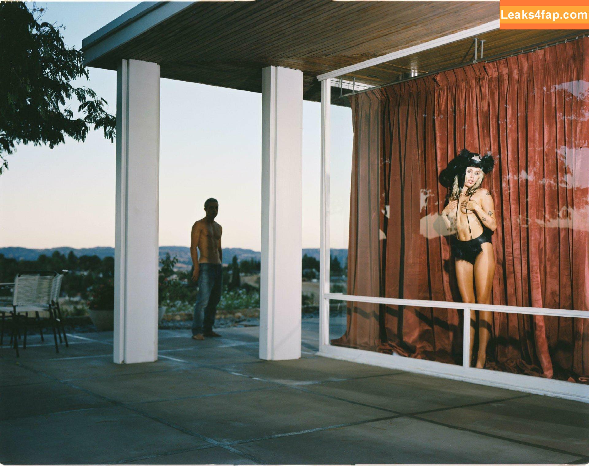 Miley Cyrus / https: / mileycyrus leaked photo photo #1495