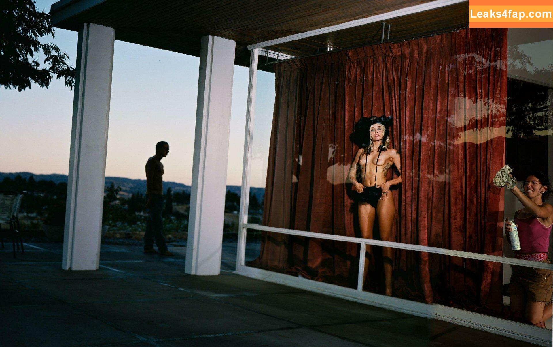 Miley Cyrus / https: / mileycyrus leaked photo photo #1496