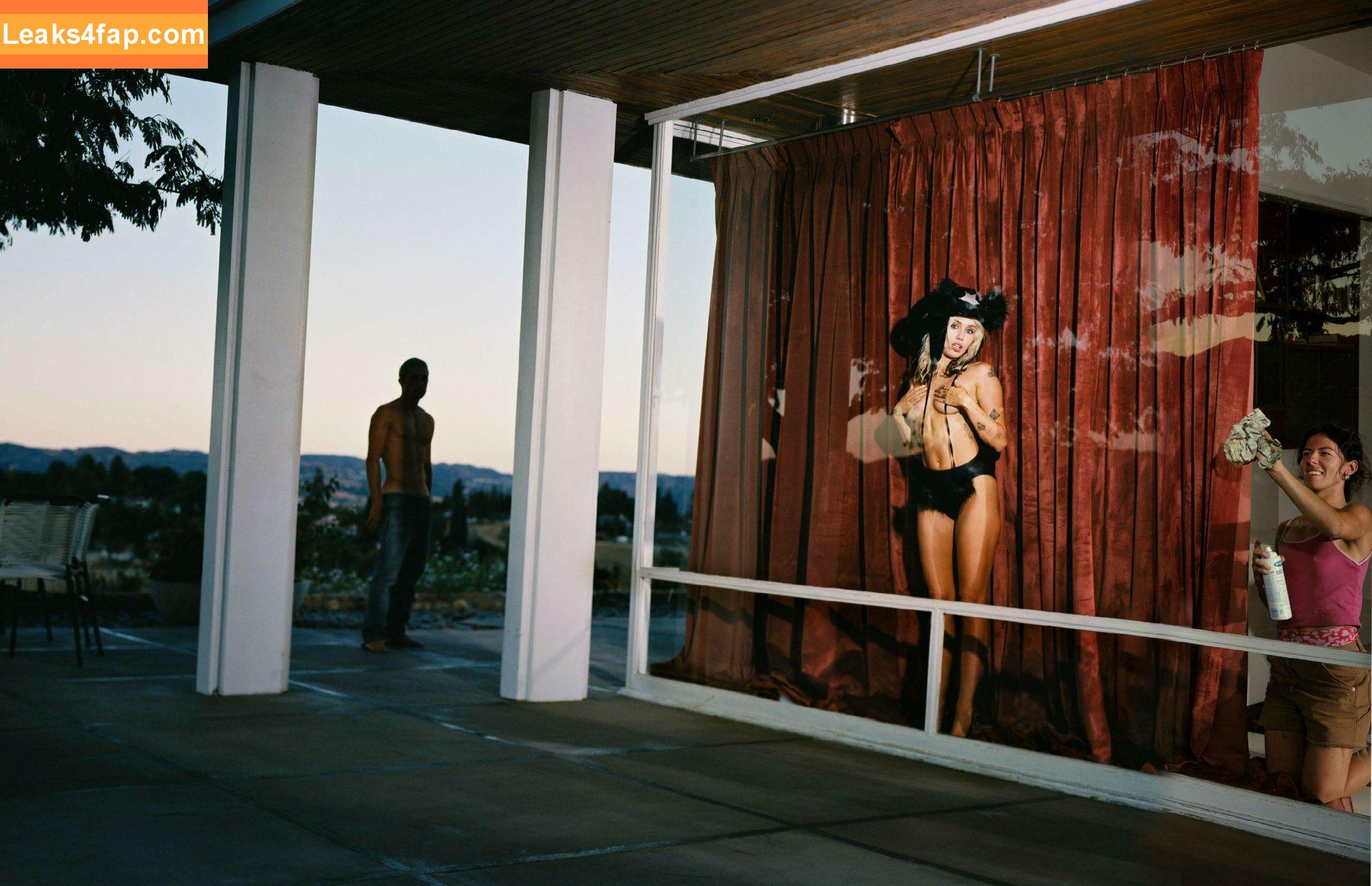 Miley Cyrus / https: / mileycyrus leaked photo photo #1497