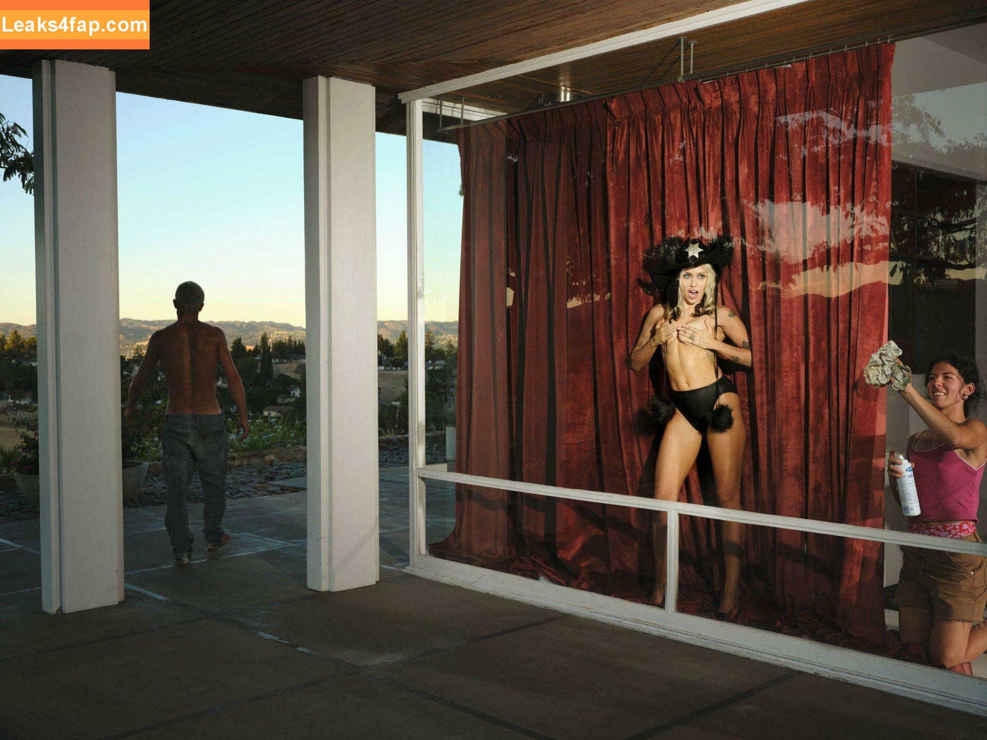 Miley Cyrus / https: / mileycyrus leaked photo photo #1498