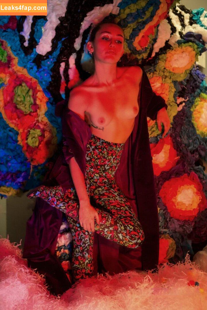 Miley Cyrus / https: / mileycyrus leaked photo photo #1535