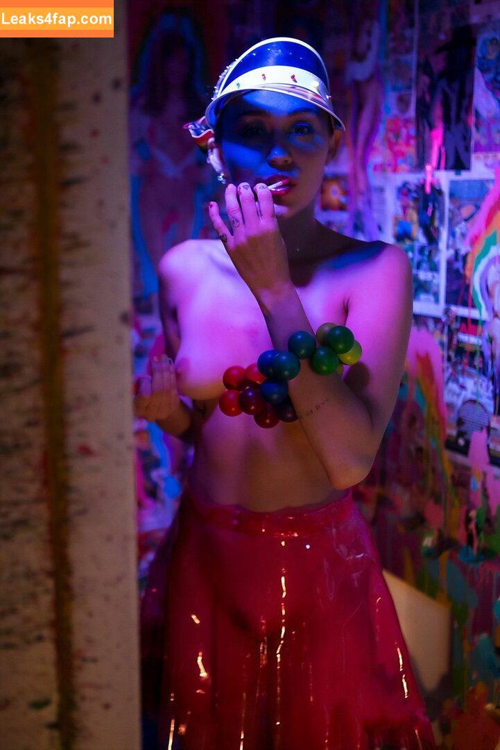 Miley Cyrus / https: / mileycyrus leaked photo photo #1536