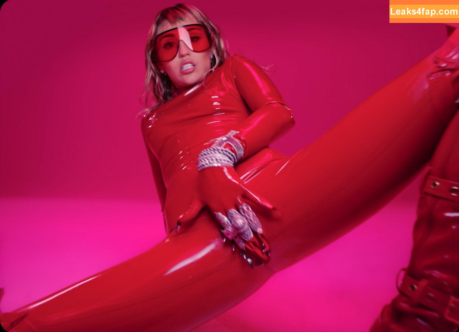 Miley Cyrus / https: / mileycyrus leaked photo photo #1769