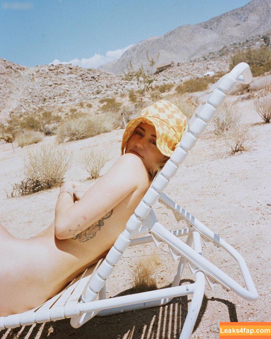Miley Cyrus / https: / mileycyrus leaked photo photo #1900