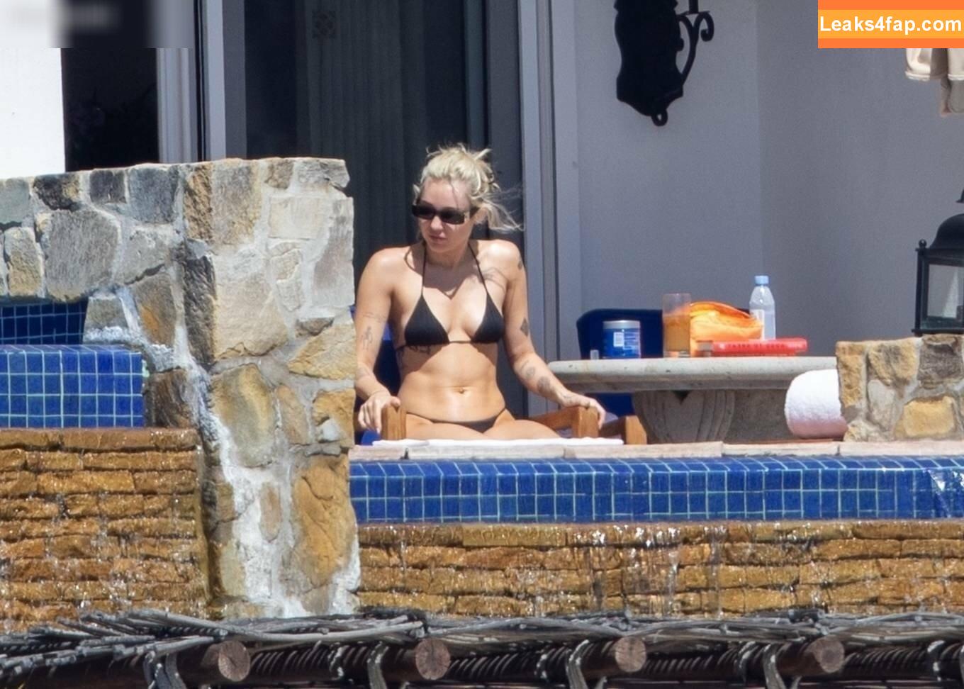 Miley Cyrus / https: / mileycyrus leaked photo photo #2001