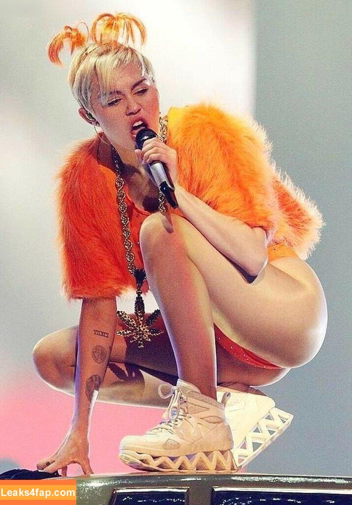 Miley Cyrus / https: / mileycyrus leaked photo photo #2026