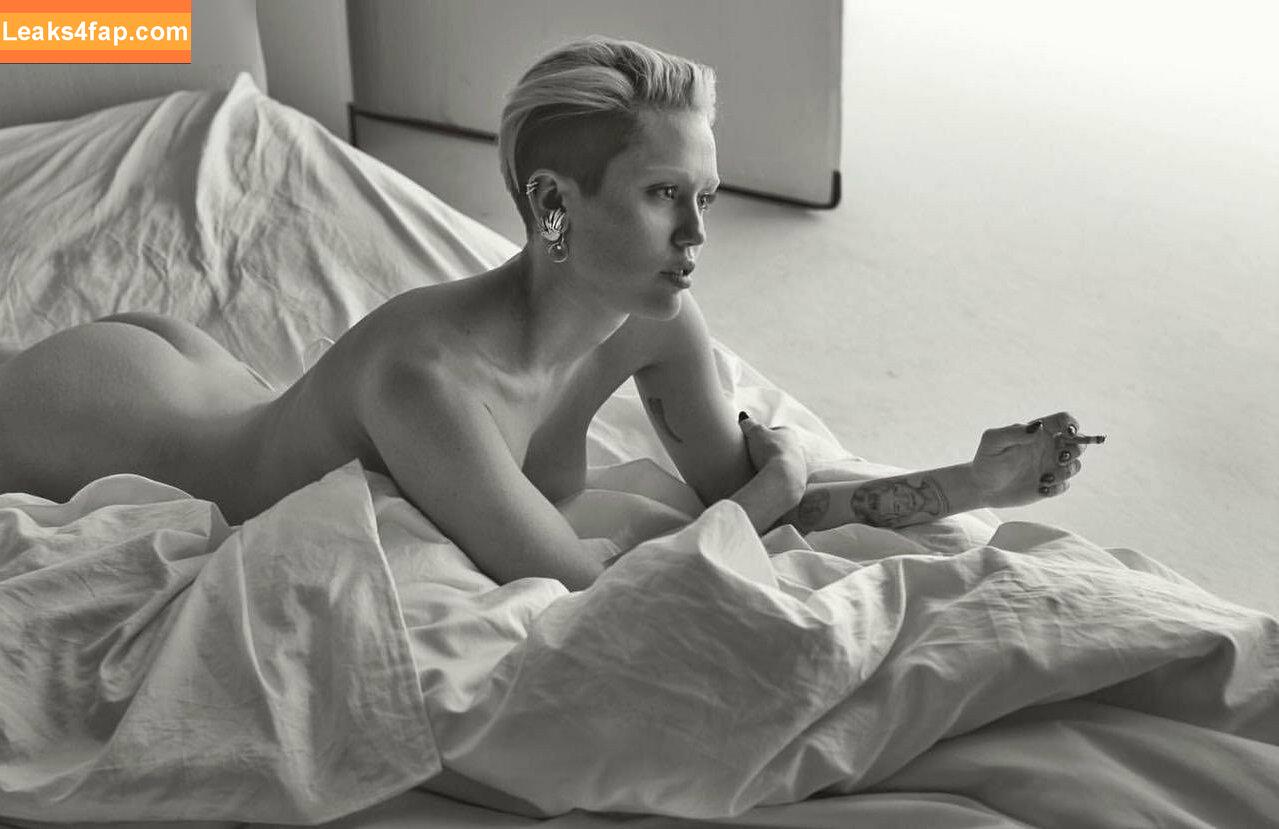 Miley Cyrus / https: / mileycyrus leaked photo photo #2031