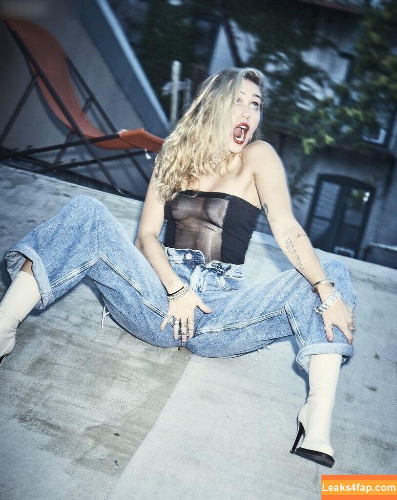 Miley Cyrus / https: / mileycyrus leaked photo photo #2032