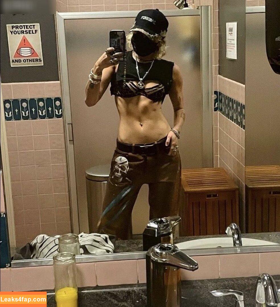 Miley Cyrus / https: / mileycyrus leaked photo photo #2059