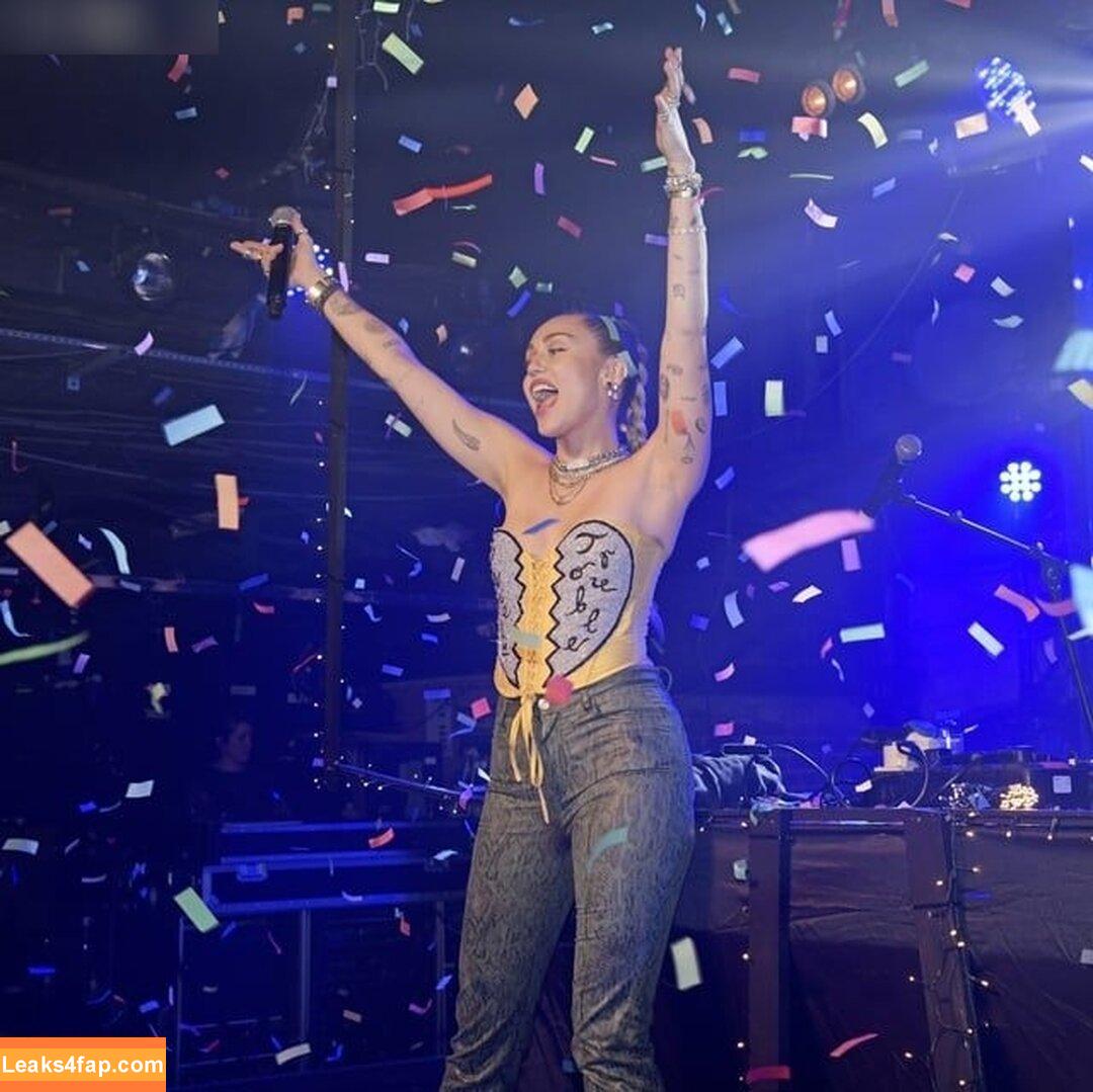 Miley Cyrus / https: / mileycyrus leaked photo photo #2080