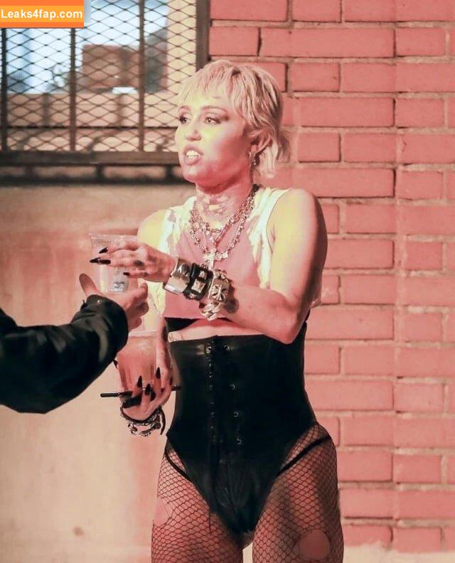 Miley Cyrus / https: / mileycyrus leaked photo photo #2117