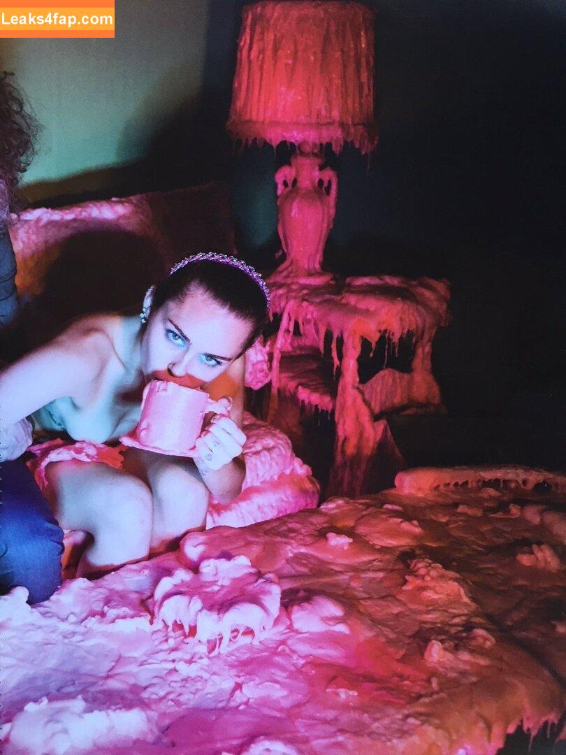 Miley Cyrus / https: / mileycyrus leaked photo photo #2145