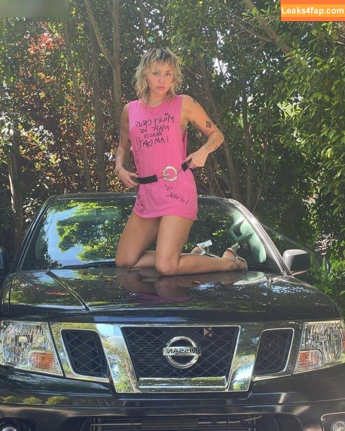 Miley Cyrus / https: / mileycyrus leaked photo photo #2183