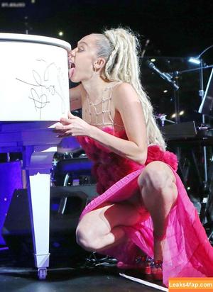 Miley Cyrus photo #2373
