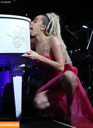 Miley Cyrus photo #2670