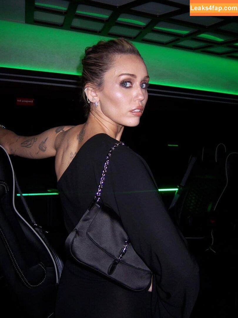 Miley Cyrus / https: / mileycyrus leaked photo photo #3833
