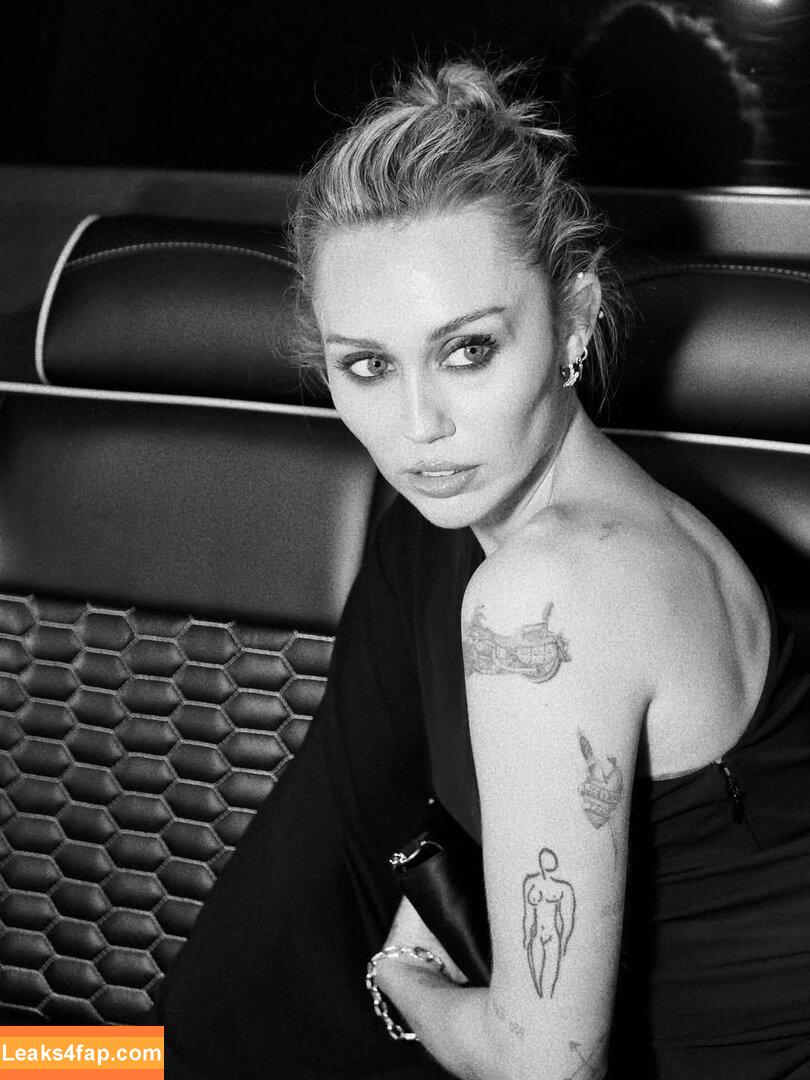 Miley Cyrus / https: / mileycyrus leaked photo photo #3836