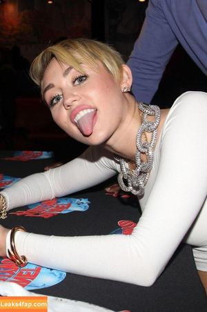 Miley Cyrus photo #3142