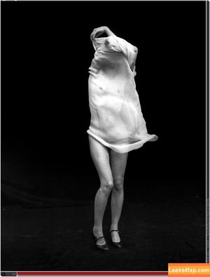 Milla Jovovich photo #0011