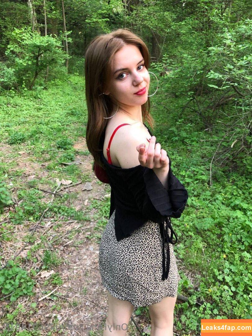 mini_violet / mini.violet.girl leaked photo photo #0004