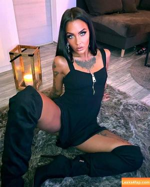 Miri Brook photo #0004