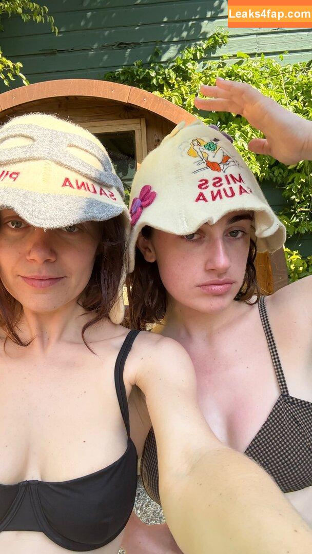 Molly Gordon / crashgordon / mollsterg leaked photo photo #0183