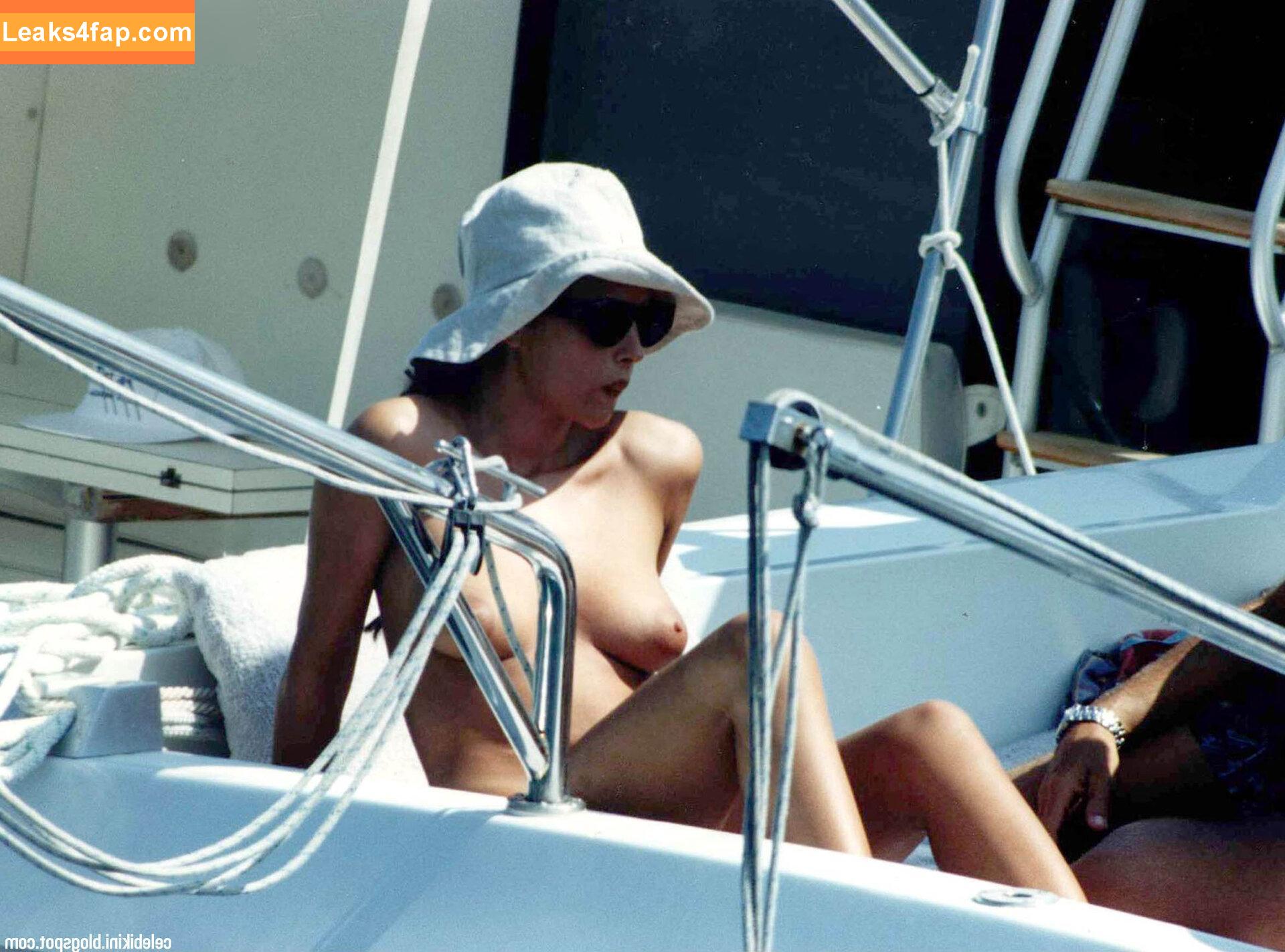 Monica Bellucci / aMonicaBellucci / bellucciginebra / monicabellucciofficiel leaked photo photo #0304