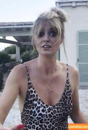 Morgana Robinson photo #0030