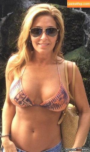 Mystery MILF photo #0018