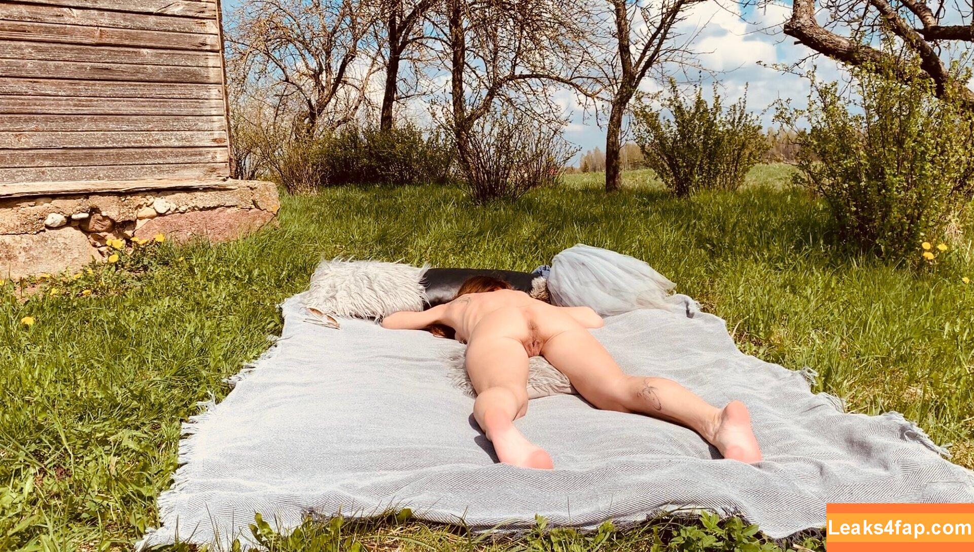 nakedtraveler / WHITEWITCHASMRROLEPLAYS / WHITEWITCHINAVAN / nakedtraveler-nt / thenakedtraveler leaked photo photo #0057