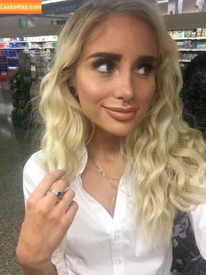 Naomi Woods photo #0038