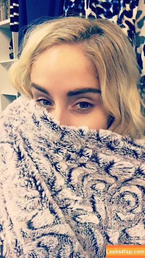 Naomi Woods photo #0040