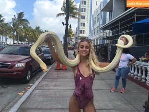 Naomi Woods photo #0047