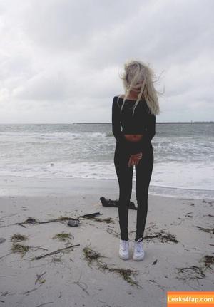 Naomi Woods photo #0066