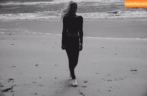 Naomi Woods photo #0067