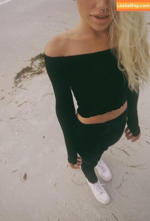 Naomi Woods photo #0068