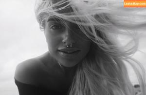 Naomi Woods photo #0069