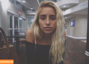 Naomi Woods photo #0070