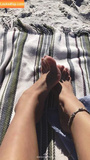 Naomi Woods photo #0072