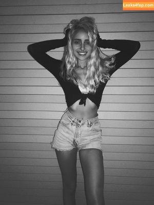 Naomi Woods photo #0079