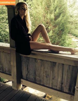 Naomi Woods photo #0091