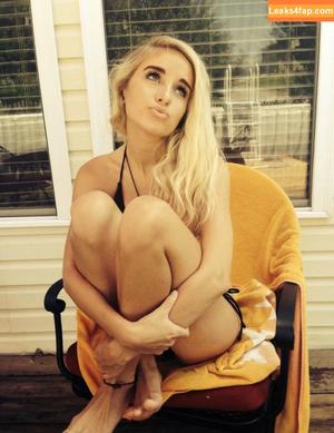 Naomi Woods photo #0094