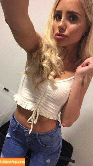 Naomi Woods photo #0101