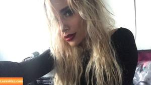 Naomi Woods photo #0116
