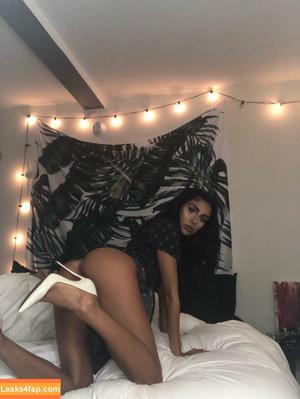 Naomi Woods photo #0221