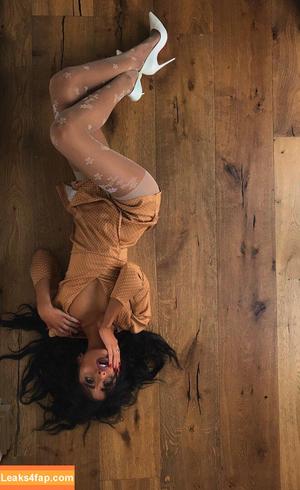 Naomi Woods photo #0225